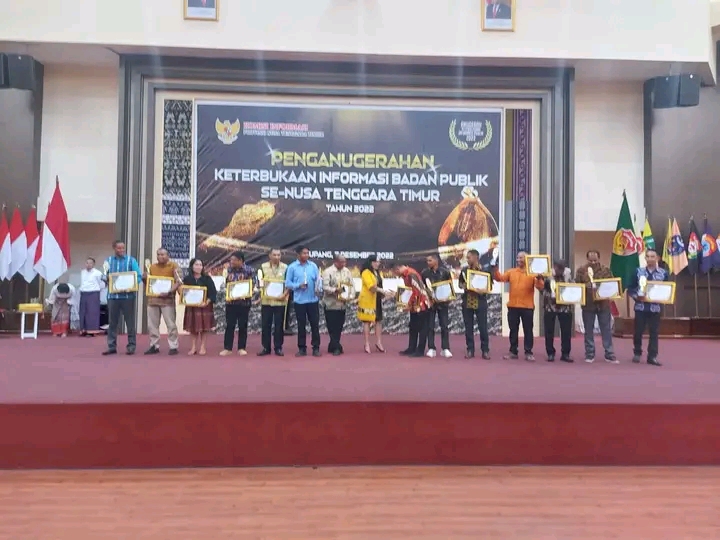 Bawaslu Manggarai Timur Raih Penghargaan dari Komisi Informasi NTT