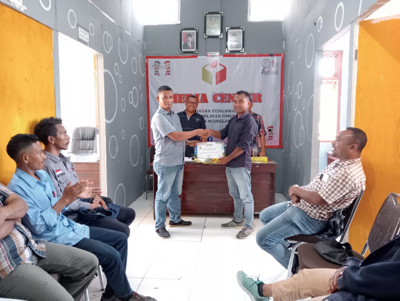 Selamat, Bawaslu Manggarai Timur Beri Penghargaan Pemenang Simulasi Video Penyelesaian Sengketa Proses Antar Peserta Pemilu