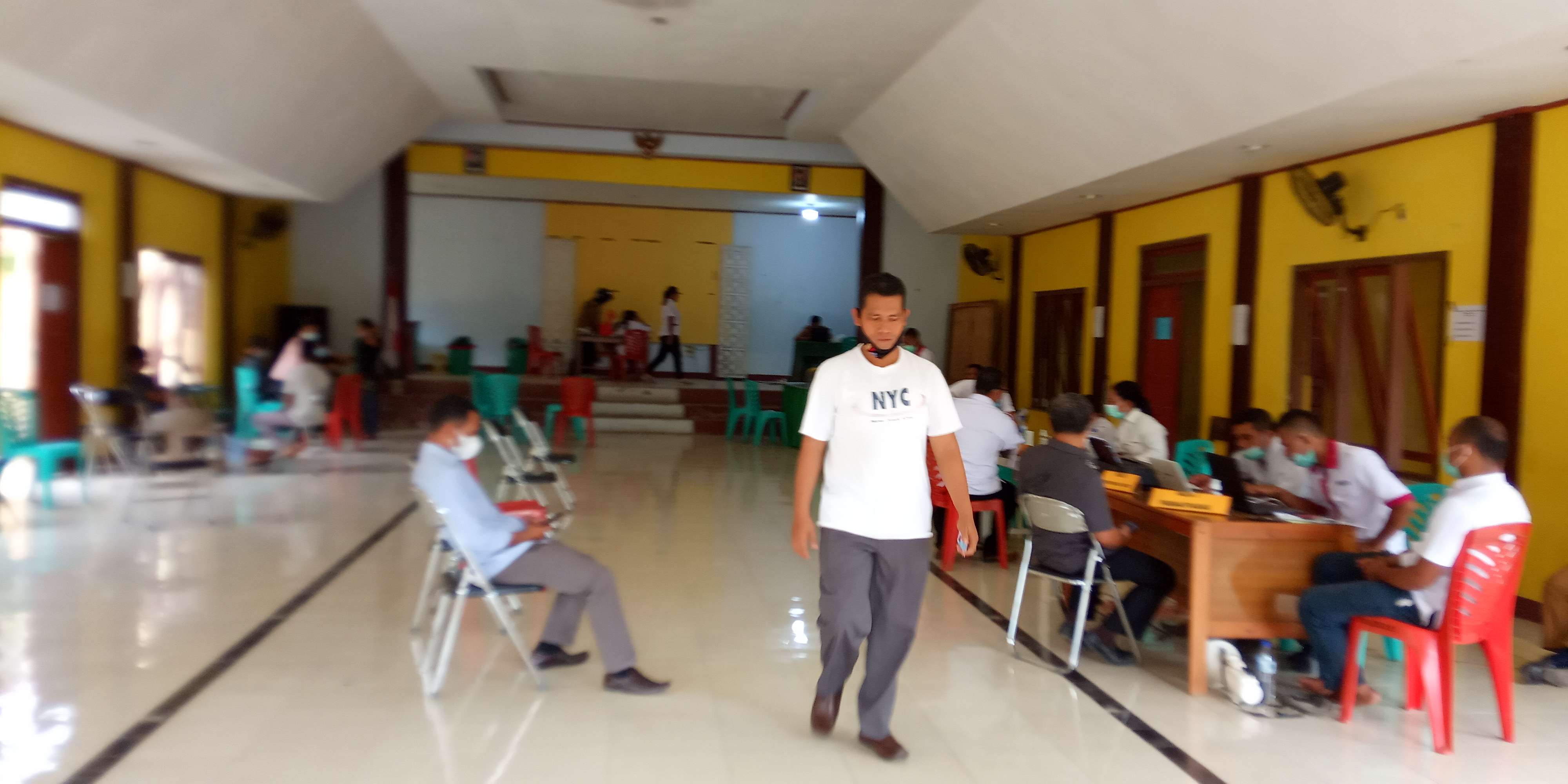 Ketua Bawaslu Matim Jalani Penyuntikan Vaksin Covid-19