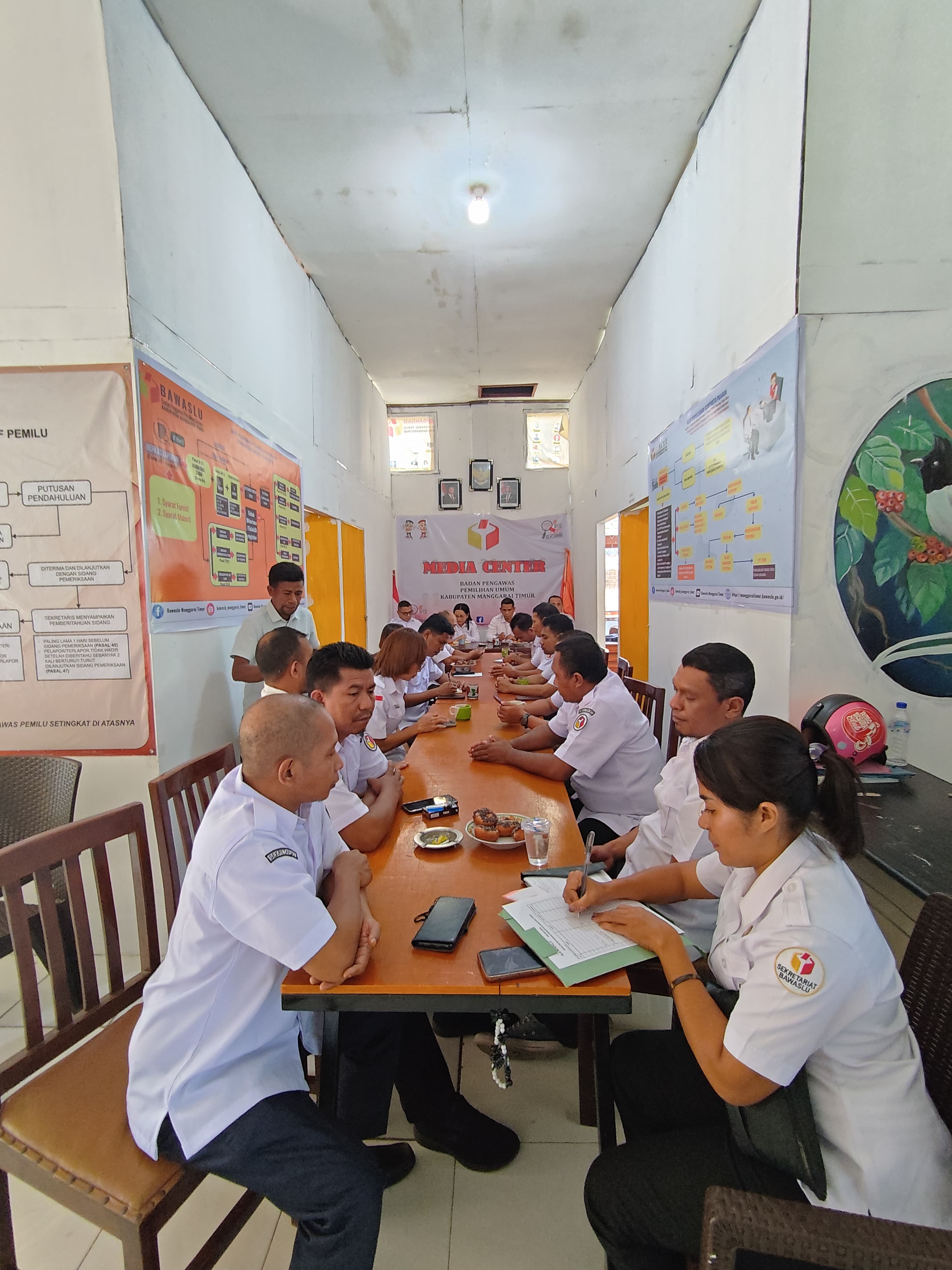 foto Suasana Rapat Internal Bawaslu Kabupaten Manggarai Timur 