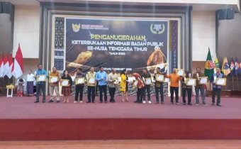 Bawaslu Manggarai Timur Raih Penghargaan dari Komisi Informasi NTT