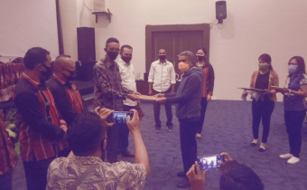 BAWASLU MATIM RAIH PENGHARGAAN LEGAL OPINION TERBAIK KEDUA SE- PROVINSI NTT