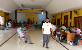 Ketua Bawaslu Matim Jalani Penyuntikan Vaksin Covid-19